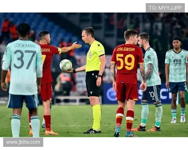 罗杰斯质疑VAR决策为何不让主裁判亲自查看误判情况